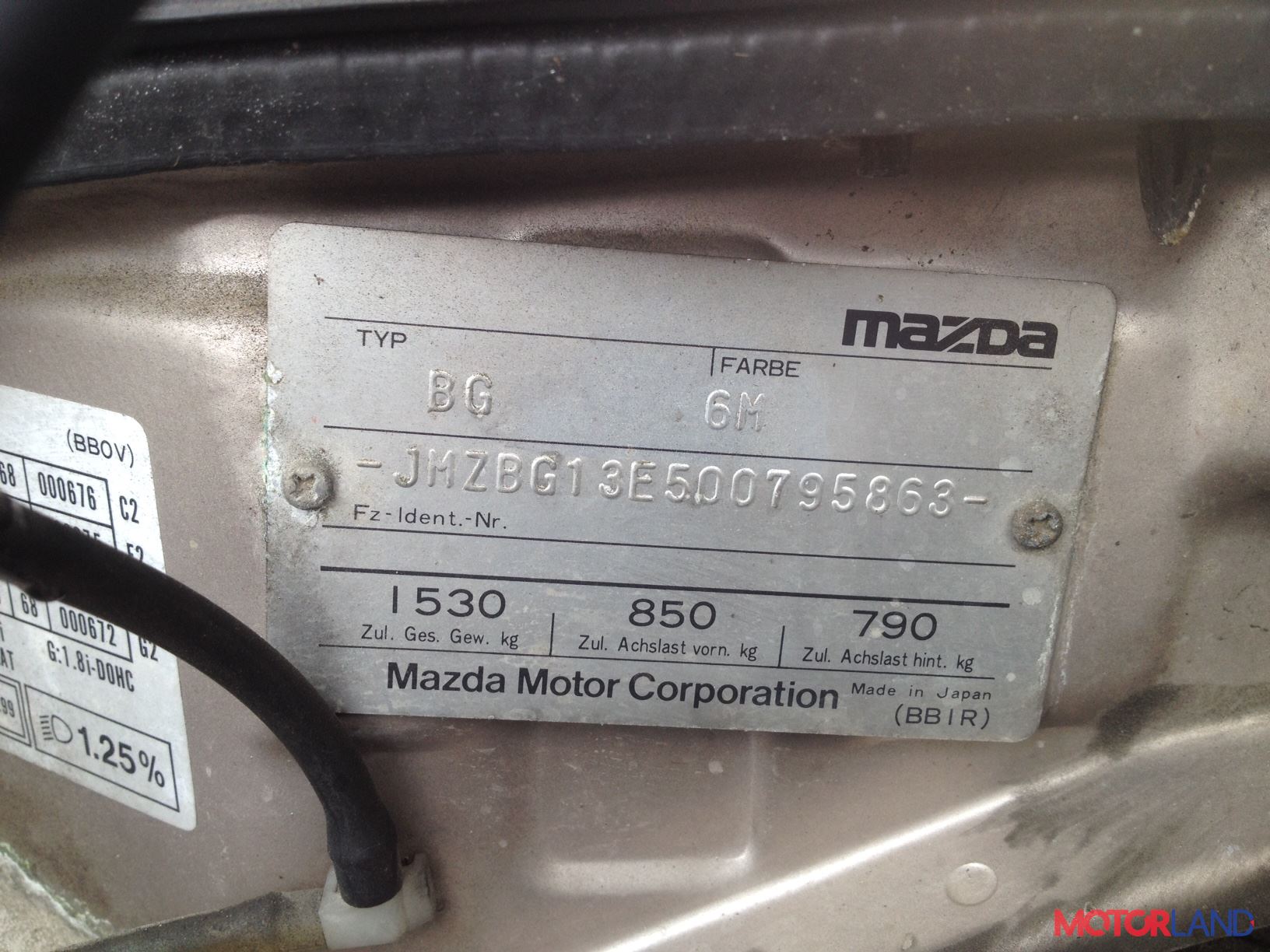 Mazda 323 VIN