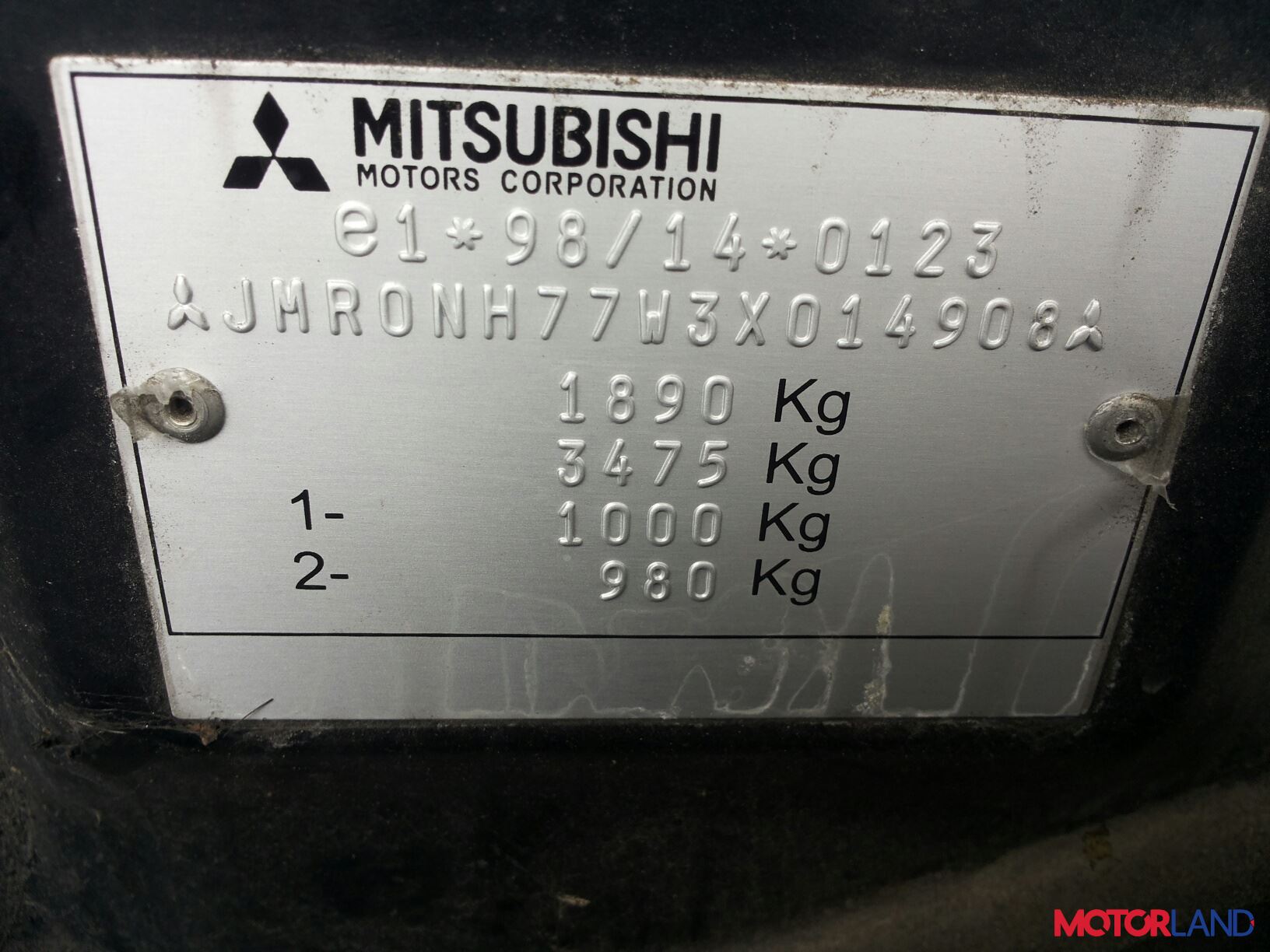 Вин мицубиси. VIN кузова Mitsubishi Pajero. Мицубиси Паджеро 2 вин табличка. Вин код Мицубиси Паджеро 2. Табличка вин Паджеро спорт 2.