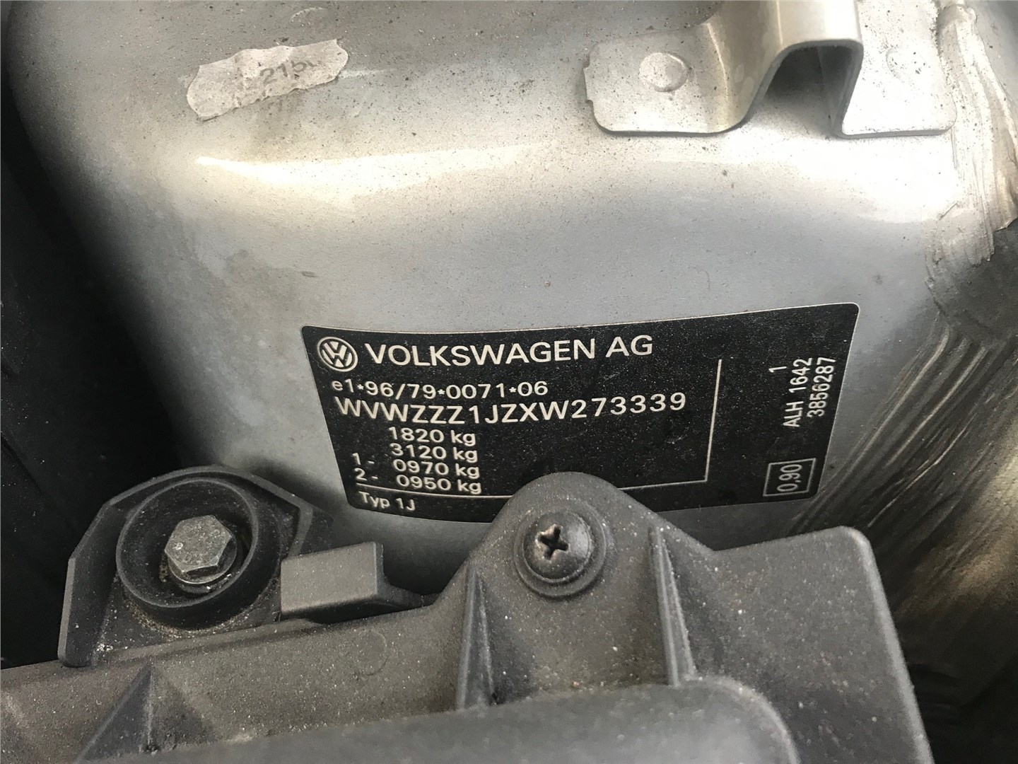 3B5827550A Амортизатор крышки багажника Volkswagen Bora 1997