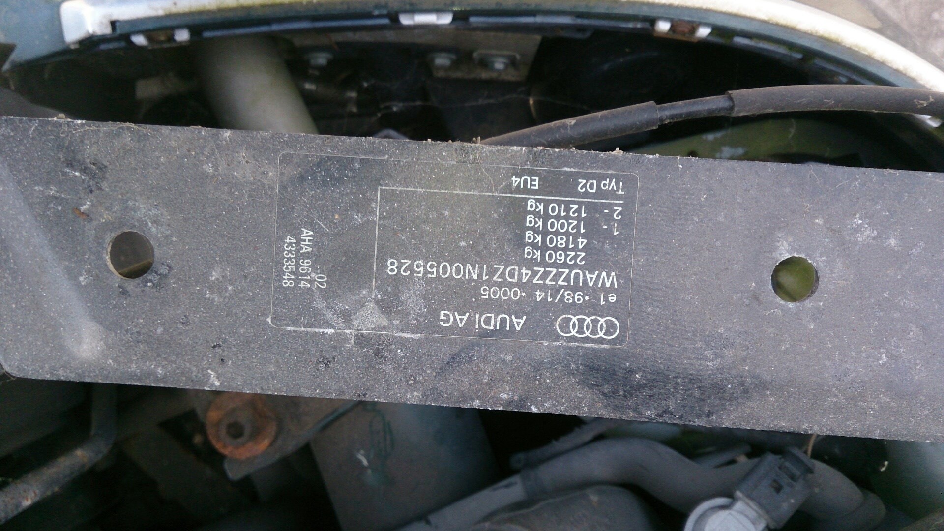 4D0853297C Молдинг стекла (заднее) Audi A8 (D2) 1999-2002 2000