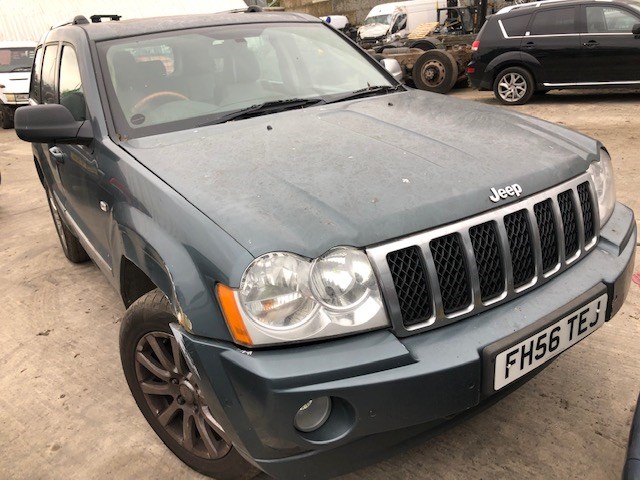 Jeep Cherokee 2004 с круглыми фарами