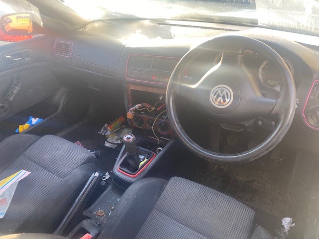 1J0823301 Петля капота Volkswagen Bora 2002