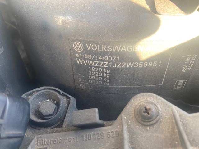 1J0823301 Петля капота Volkswagen Bora 2002