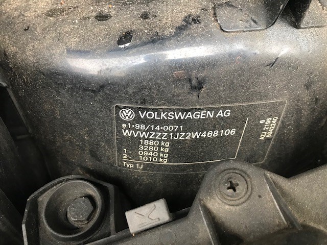 1J0823302A Петля капота Volkswagen Bora 2001