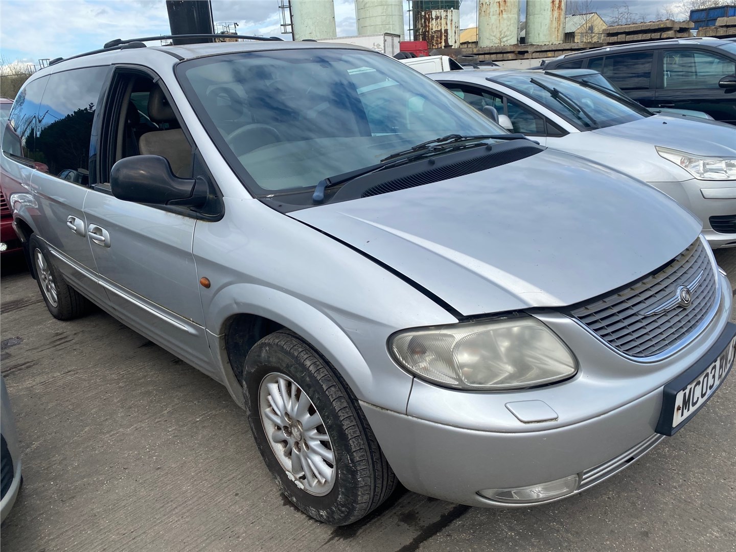 04860687aa Петля капота левая Chrysler Voyager 2001-2007 2003