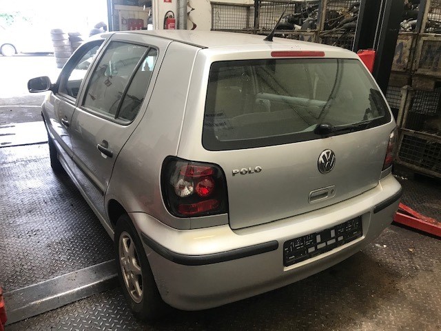 6N0823301E Петля капота левая Volkswagen Polo 1999-2001 2000