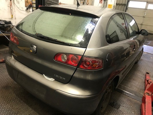 6L6827024B Крышка (дверь) багажника Seat Ibiza 3 2001-2006 2004