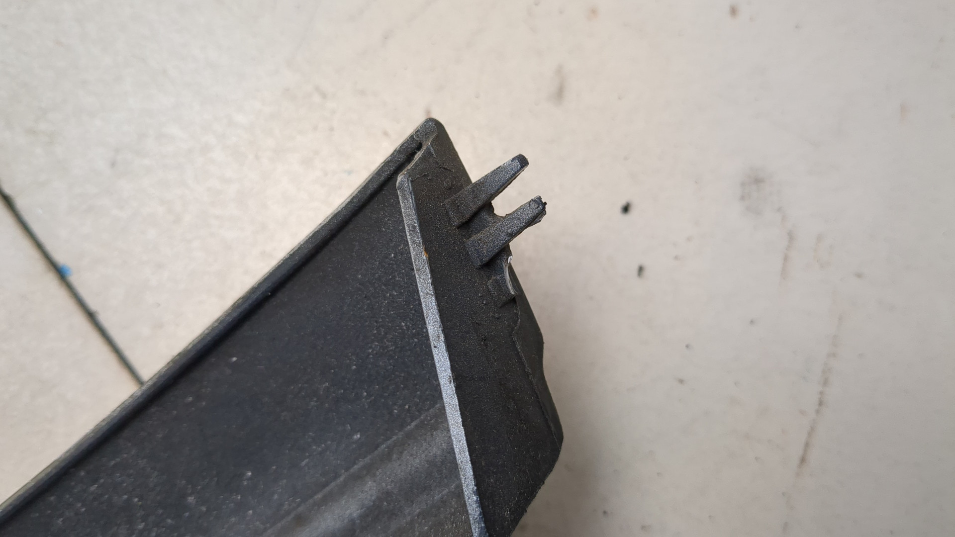 Планка под фару правая