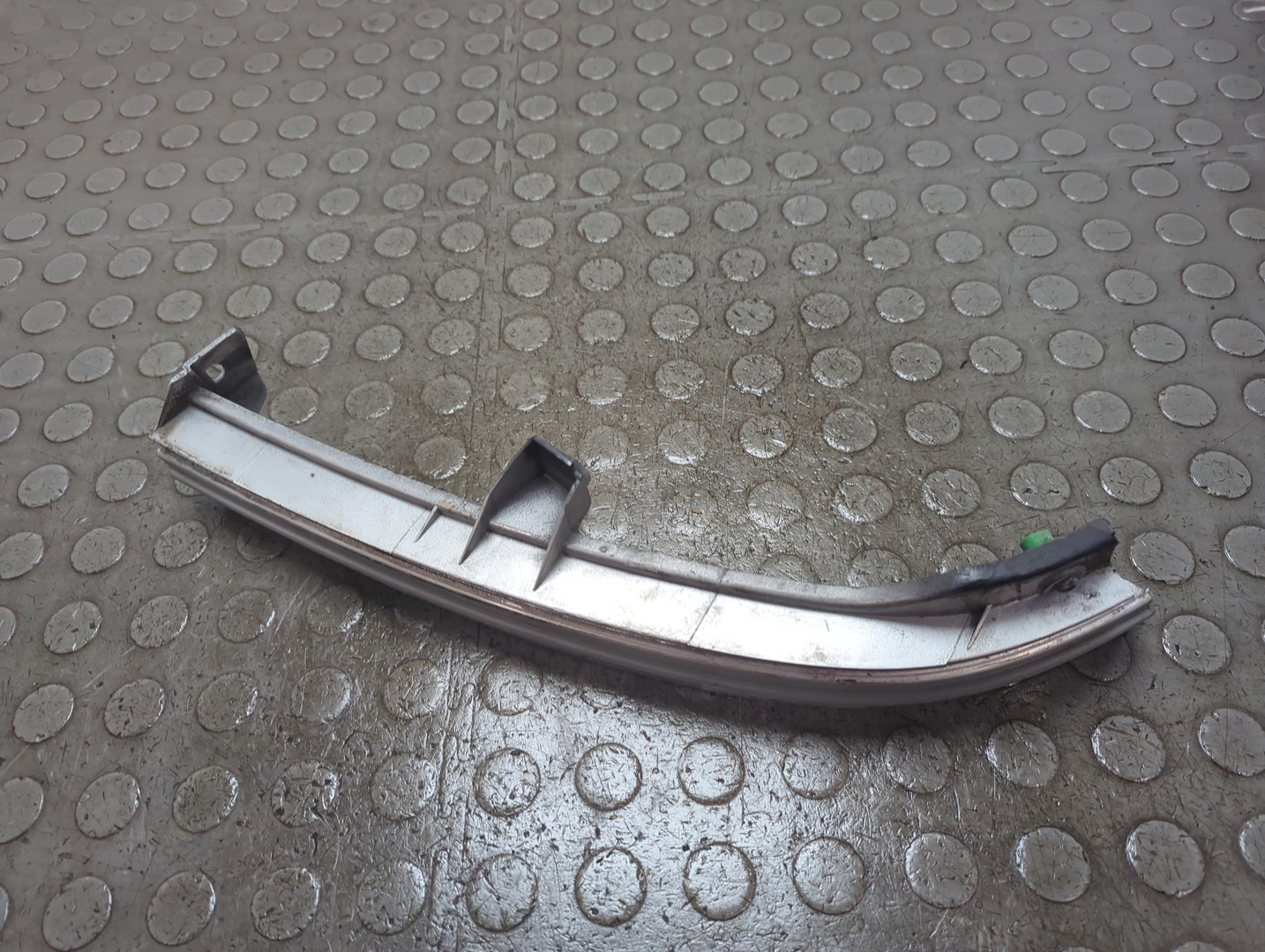 Планка под фару правая