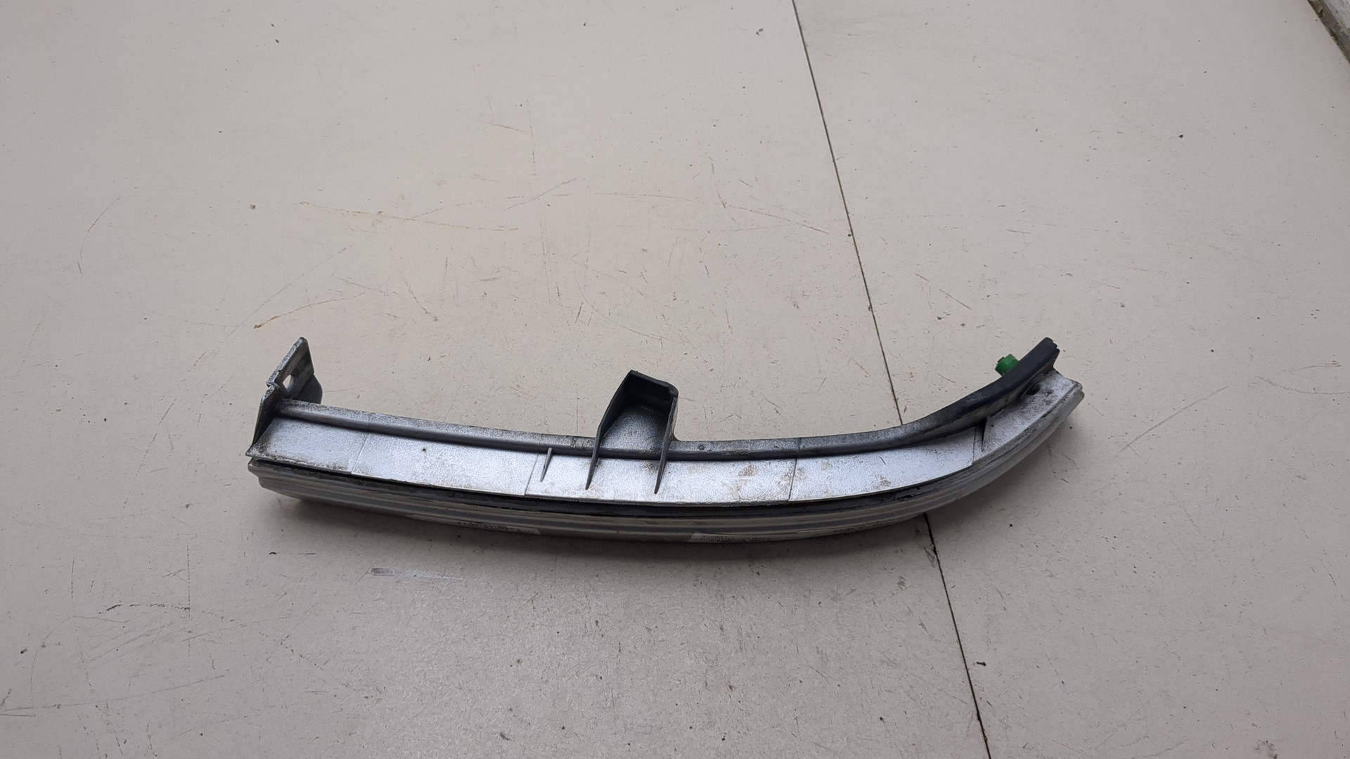 Планка под фару правая