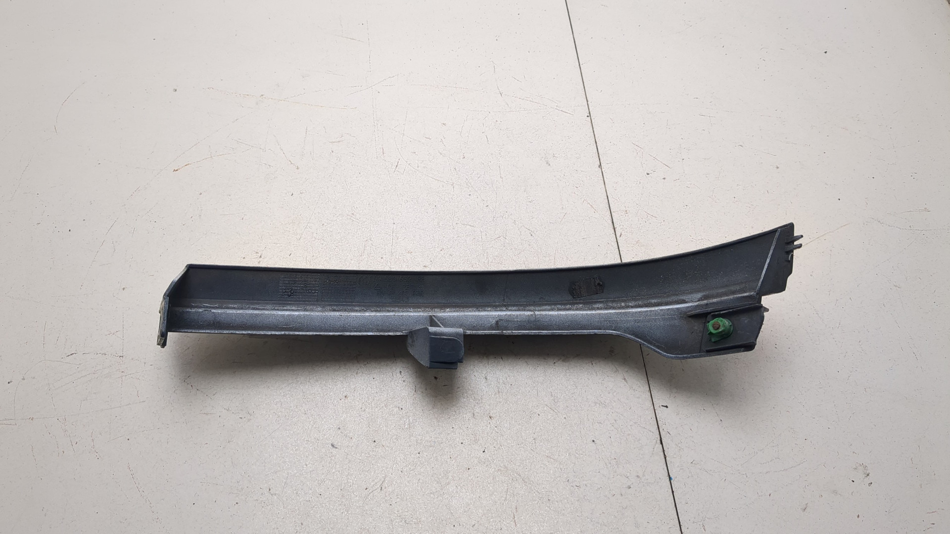 Планка под фару правая