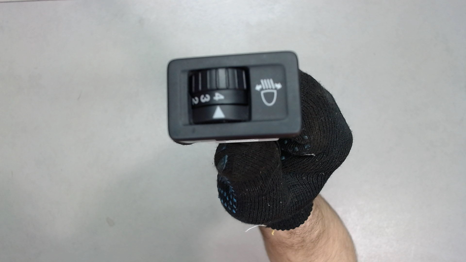 Swift кнопка. Стекла от плафона сузуки свифт. Swift кнопка. Выключатель фар сузуки. Кнопка птф сузуки витара.