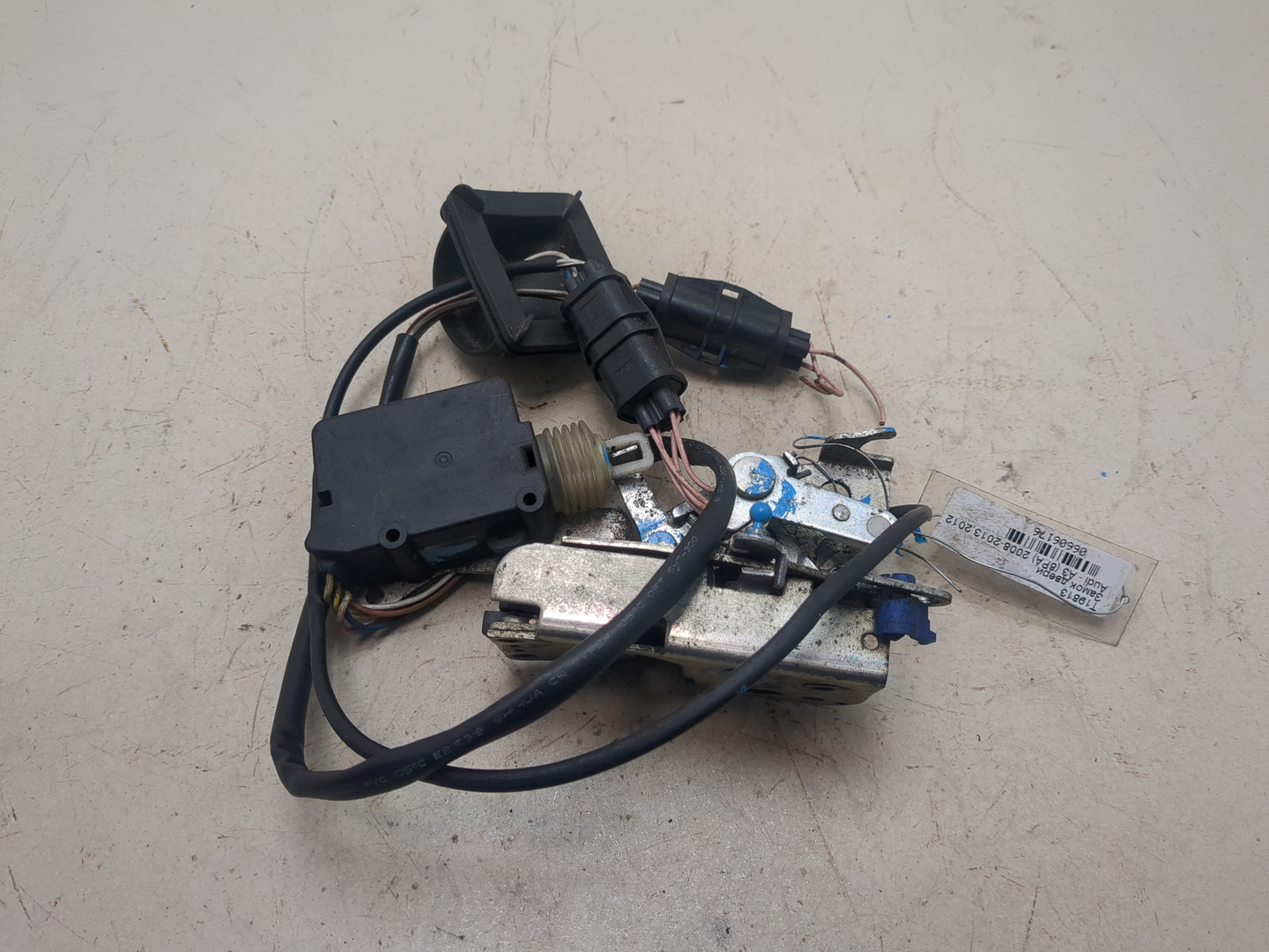 Замок двери передней левой