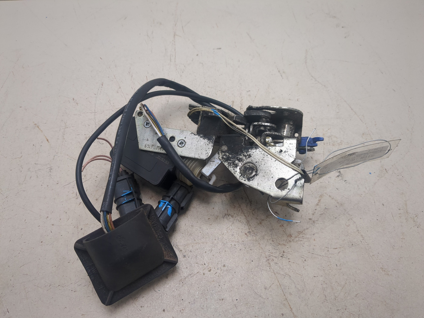 Замок двери передней левой