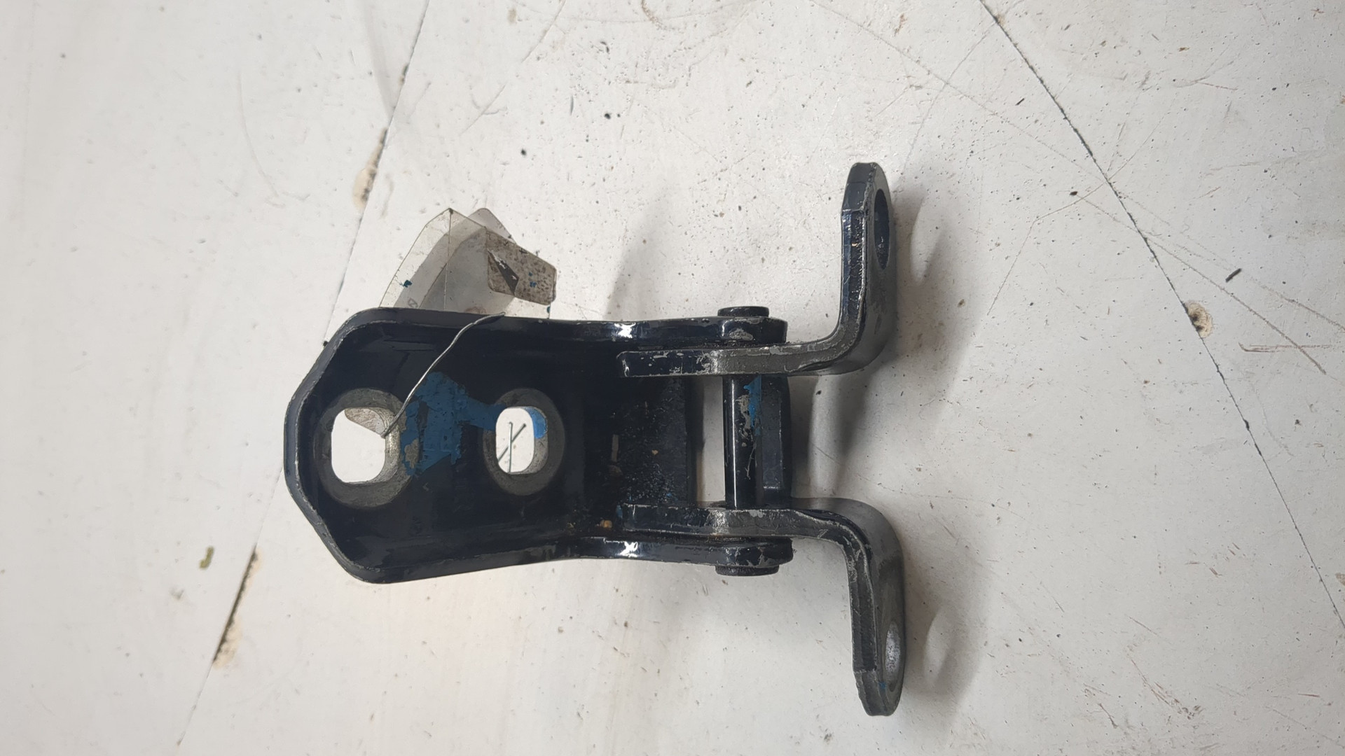 Петля двери задней