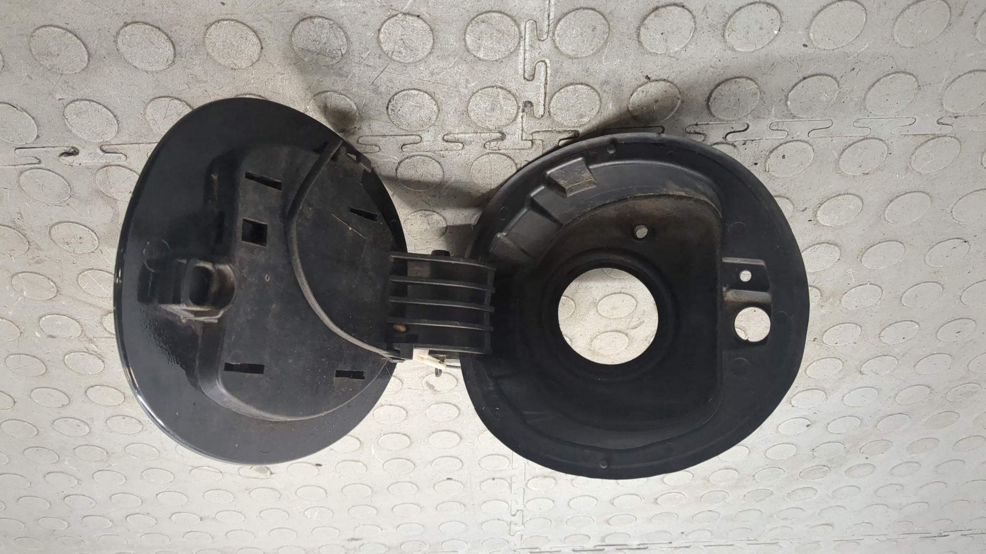 Лючок бензобака