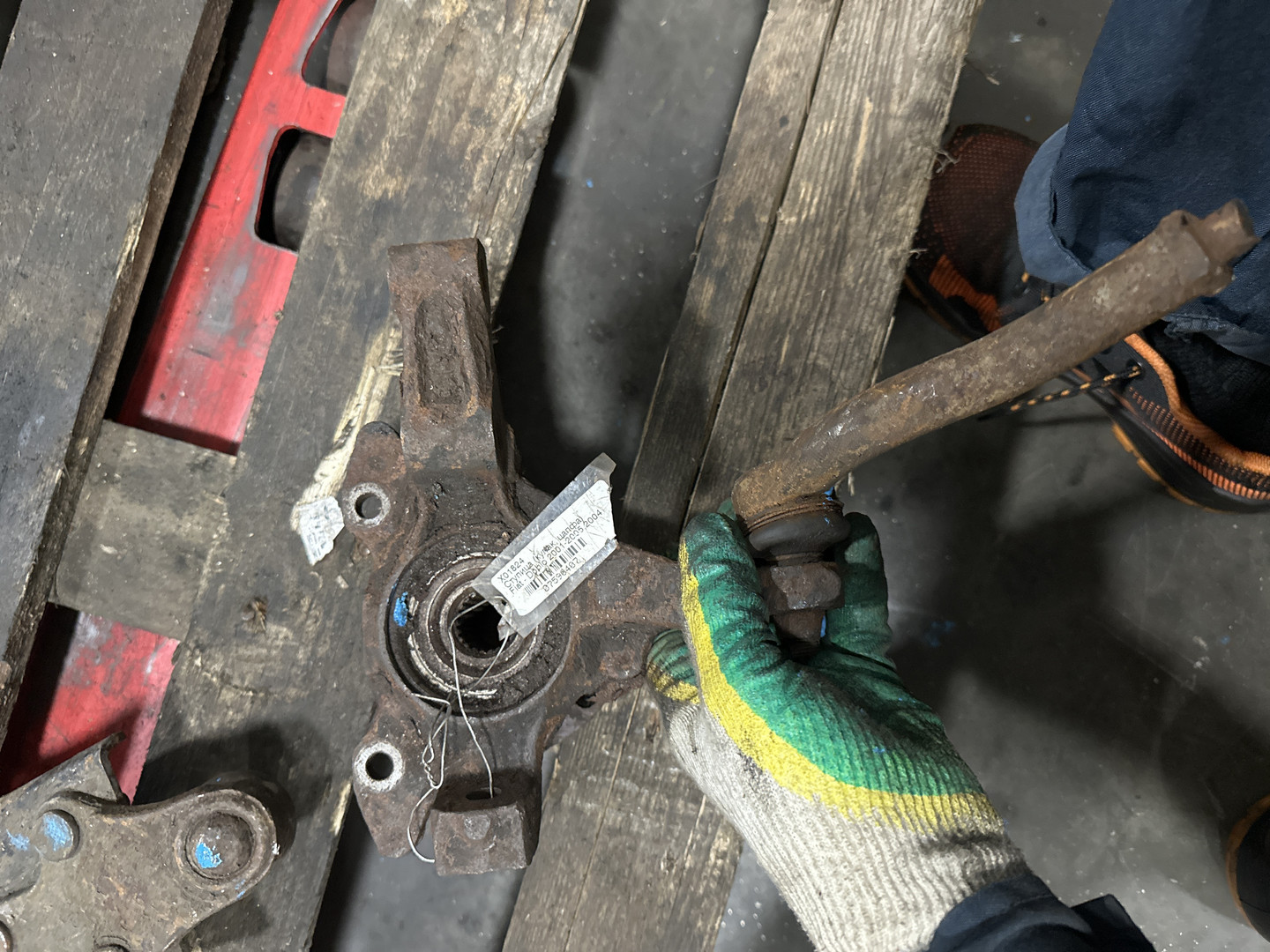 Кулак поворотный передний правый