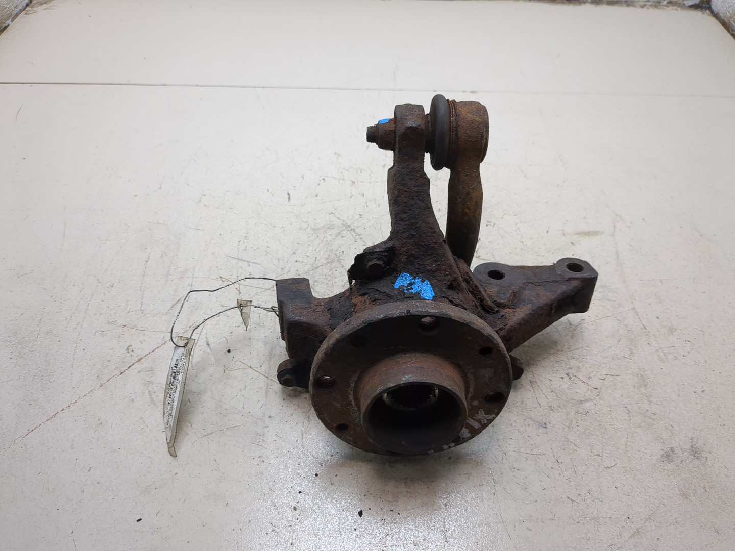 Кулак поворотный передний правый