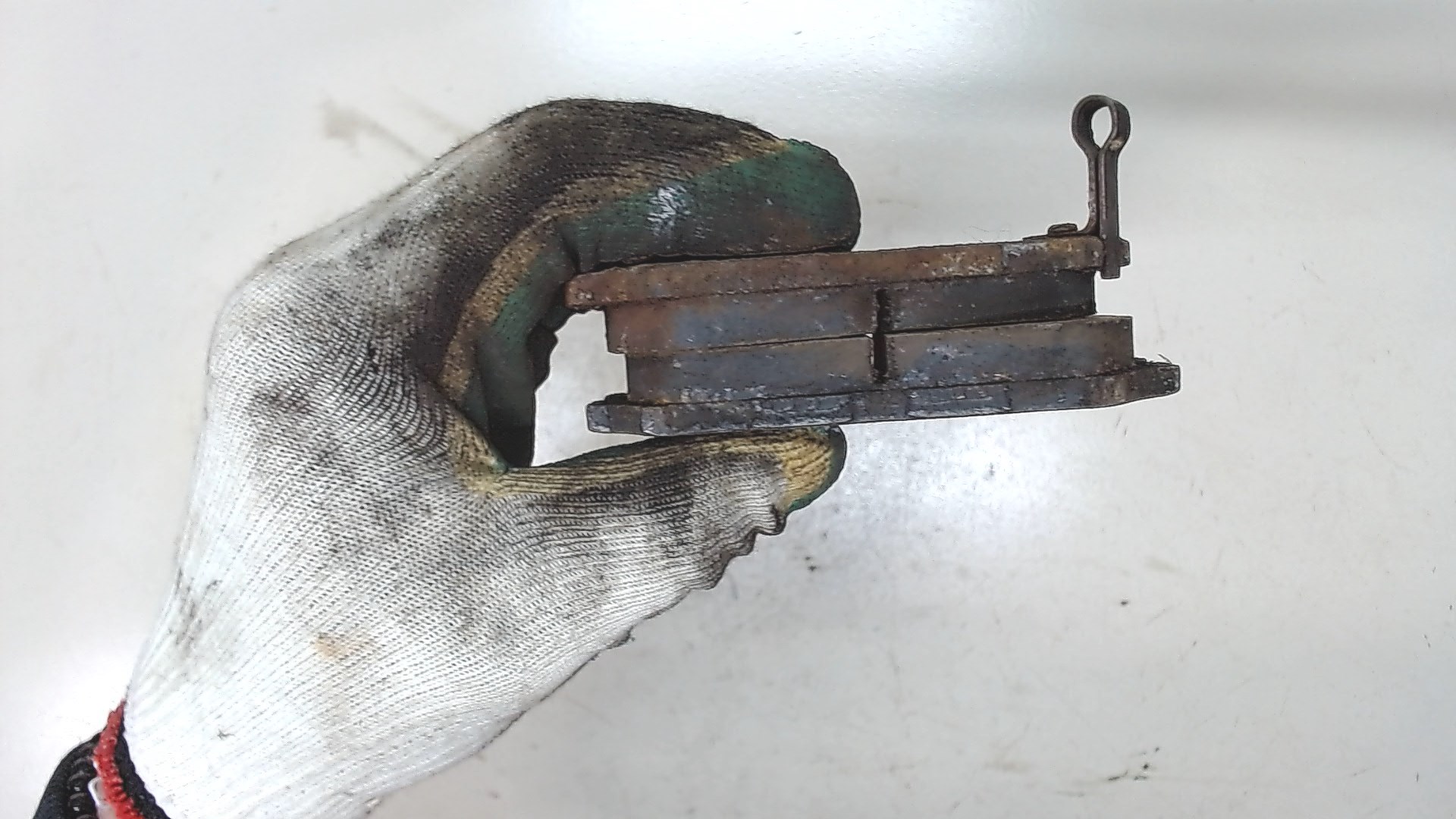 3. Колодки mitsubishi carisma. Тормозные колодки митсубиси кольт 1. Тормозные колодки спейс стар. Advics sn918.