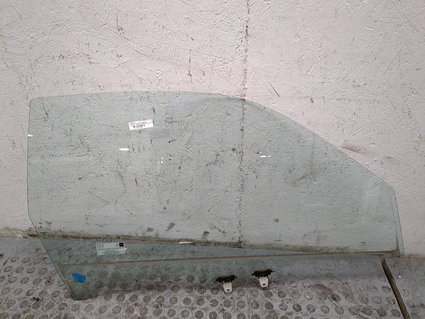 Стекло двери передней левой