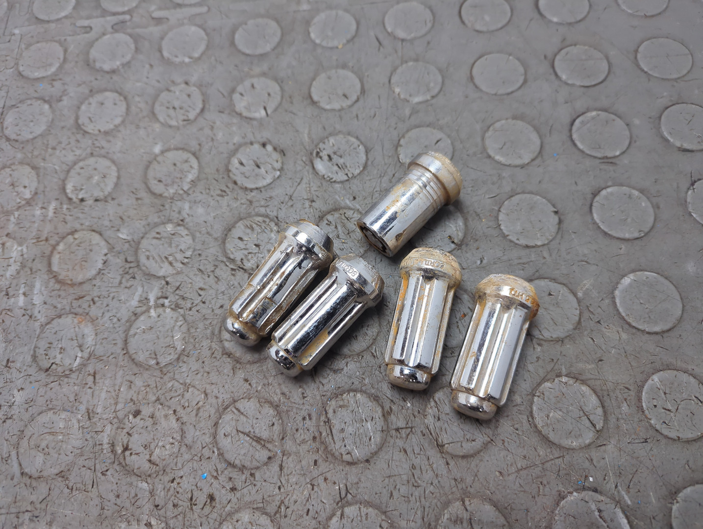 Гайка колеса