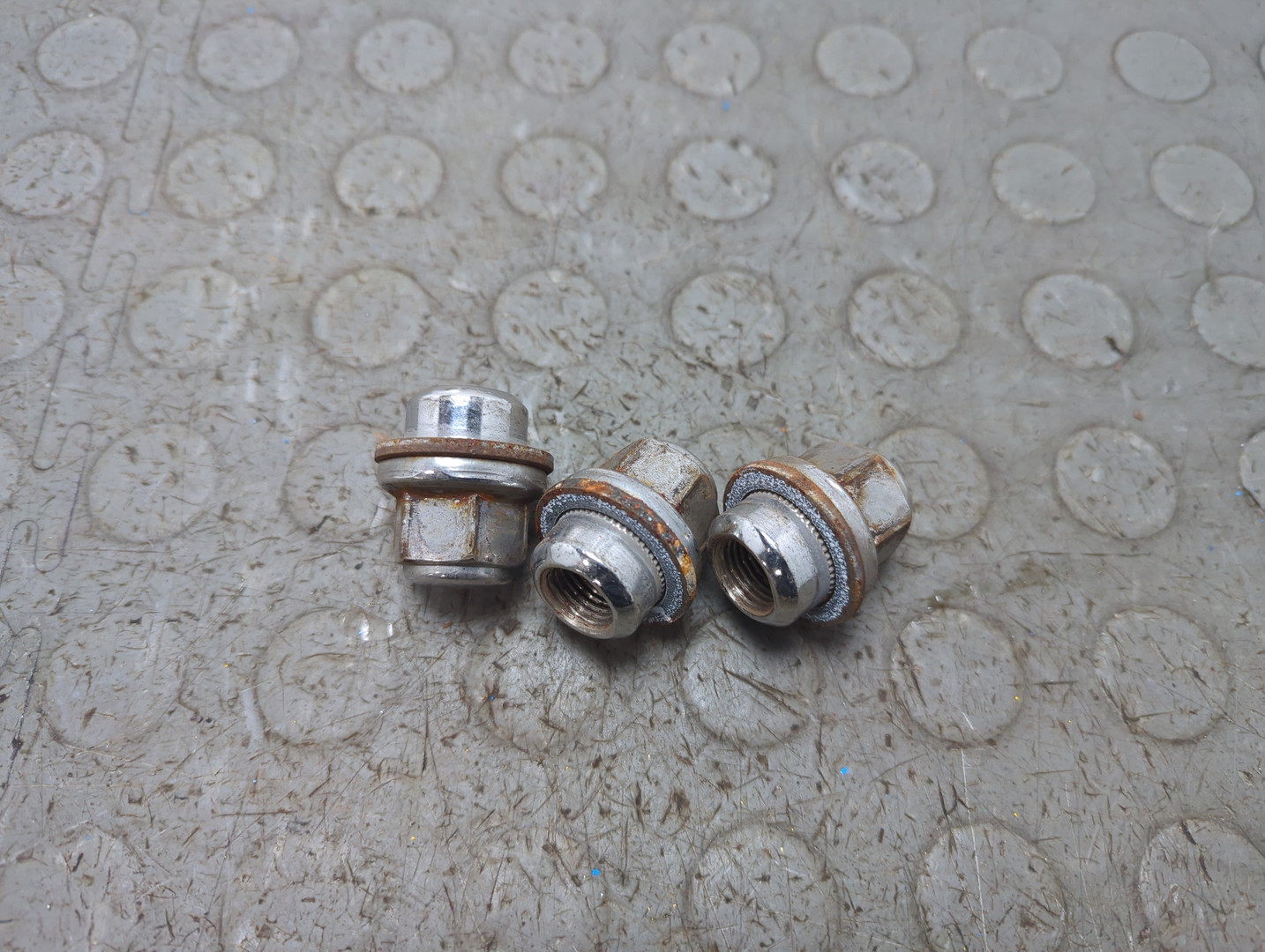 Гайка колеса