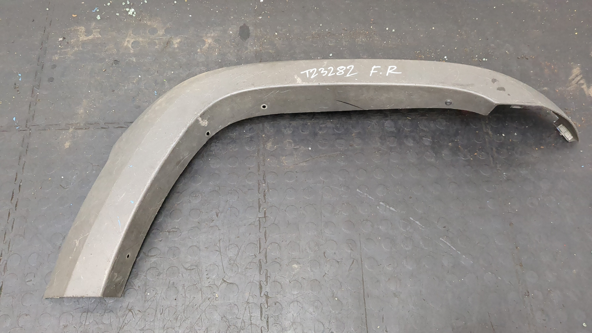 Накладка переднего крыла правого