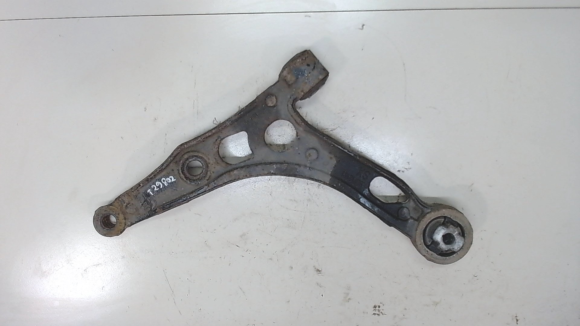 Рычаг передний левый