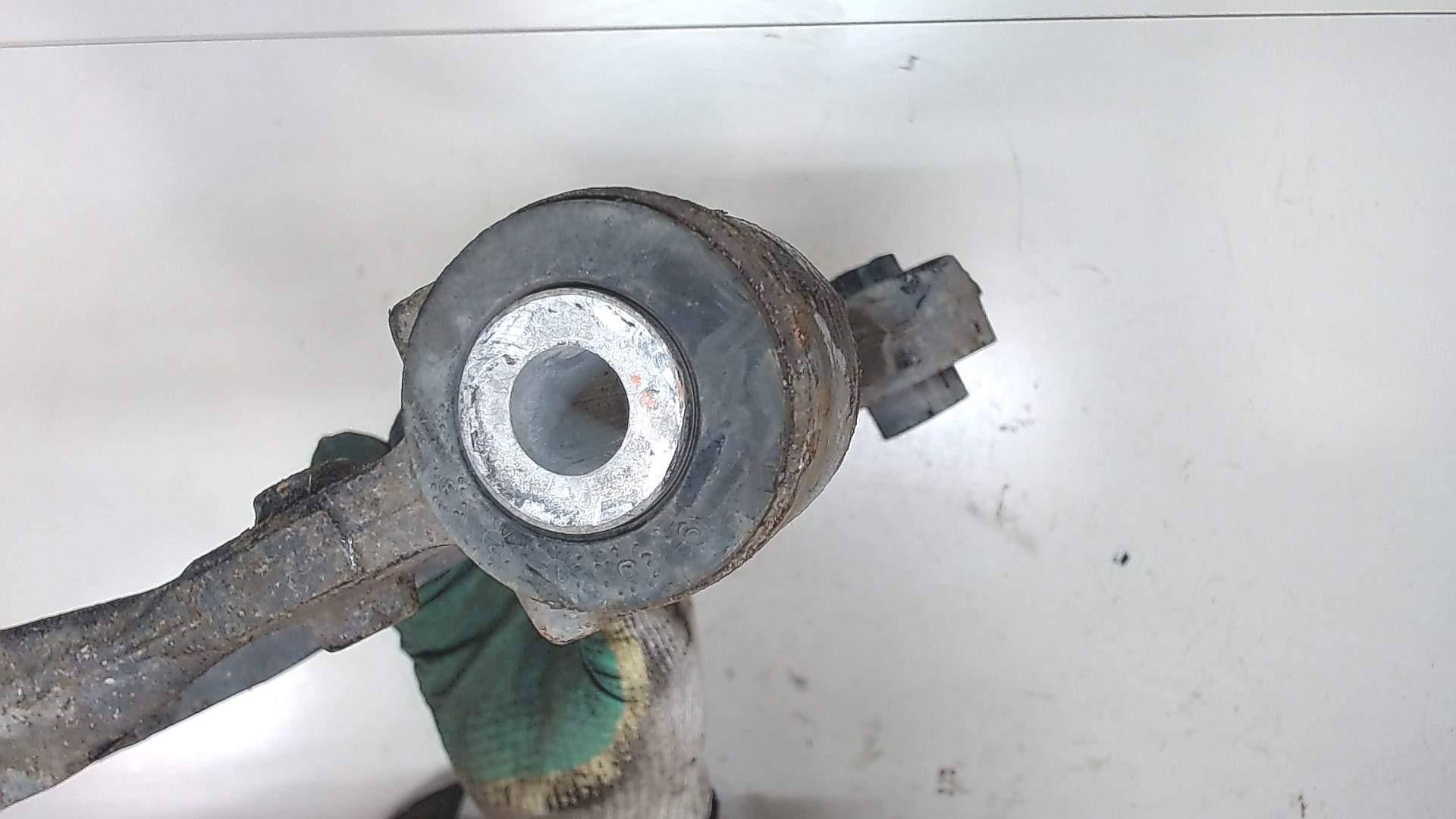 Рычаг передний левый