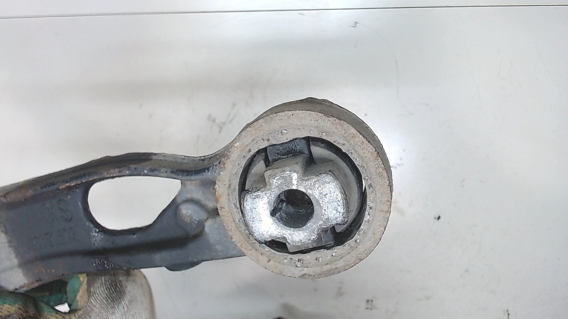 Рычаг передний левый