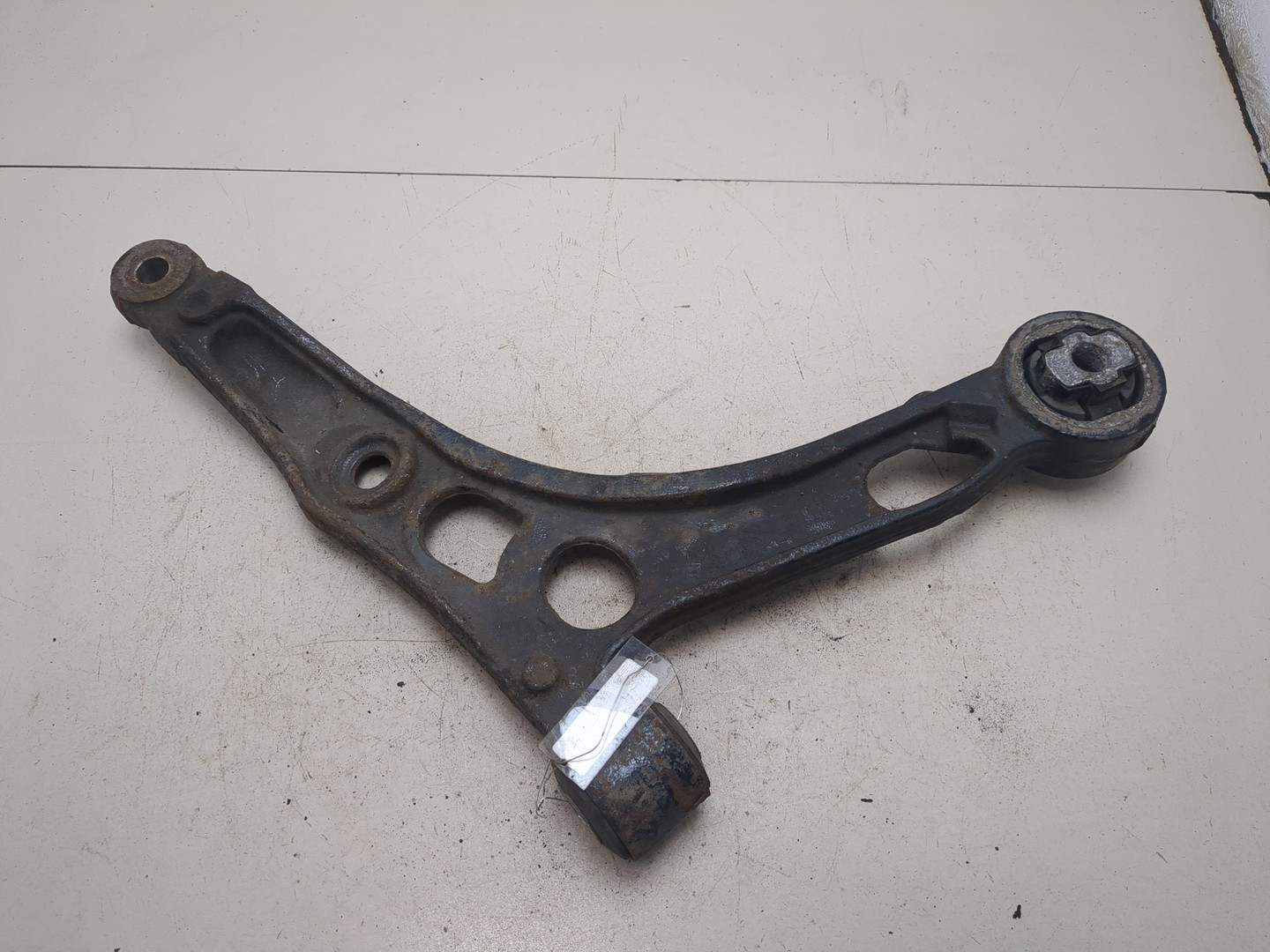 Рычаг передний левый