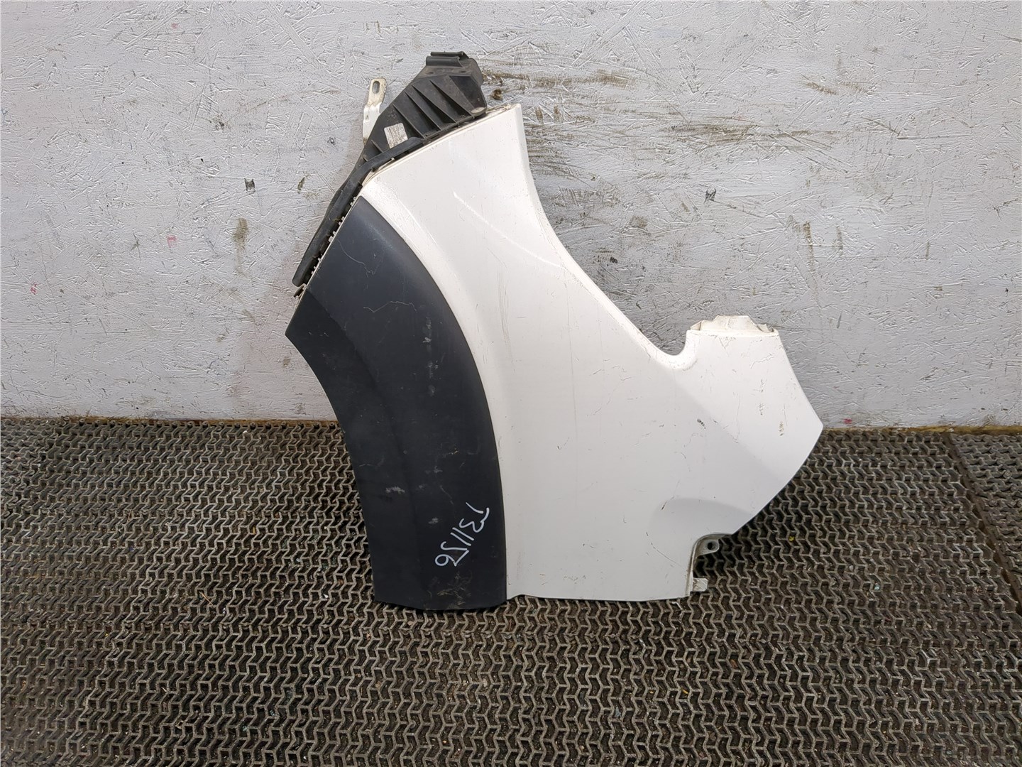 Крыло переднее левое