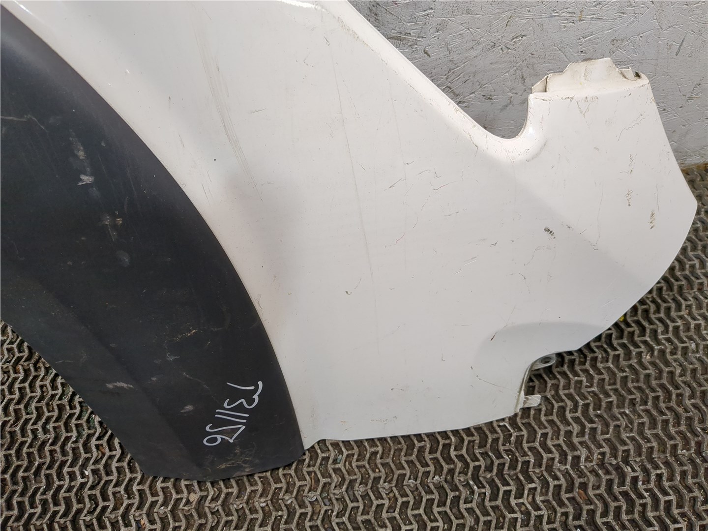 Крыло переднее левое