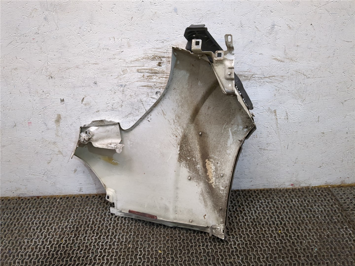 Крыло переднее левое