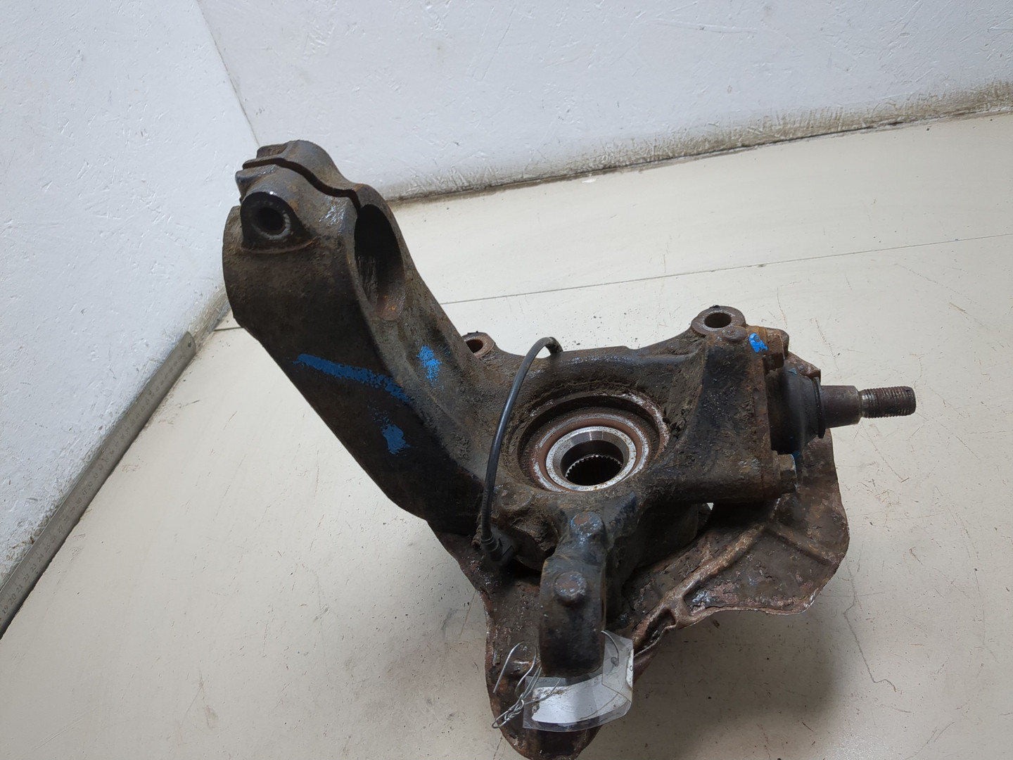 Кулак поворотный передний левый