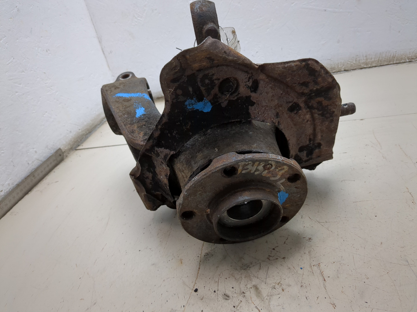 Кулак поворотный передний левый