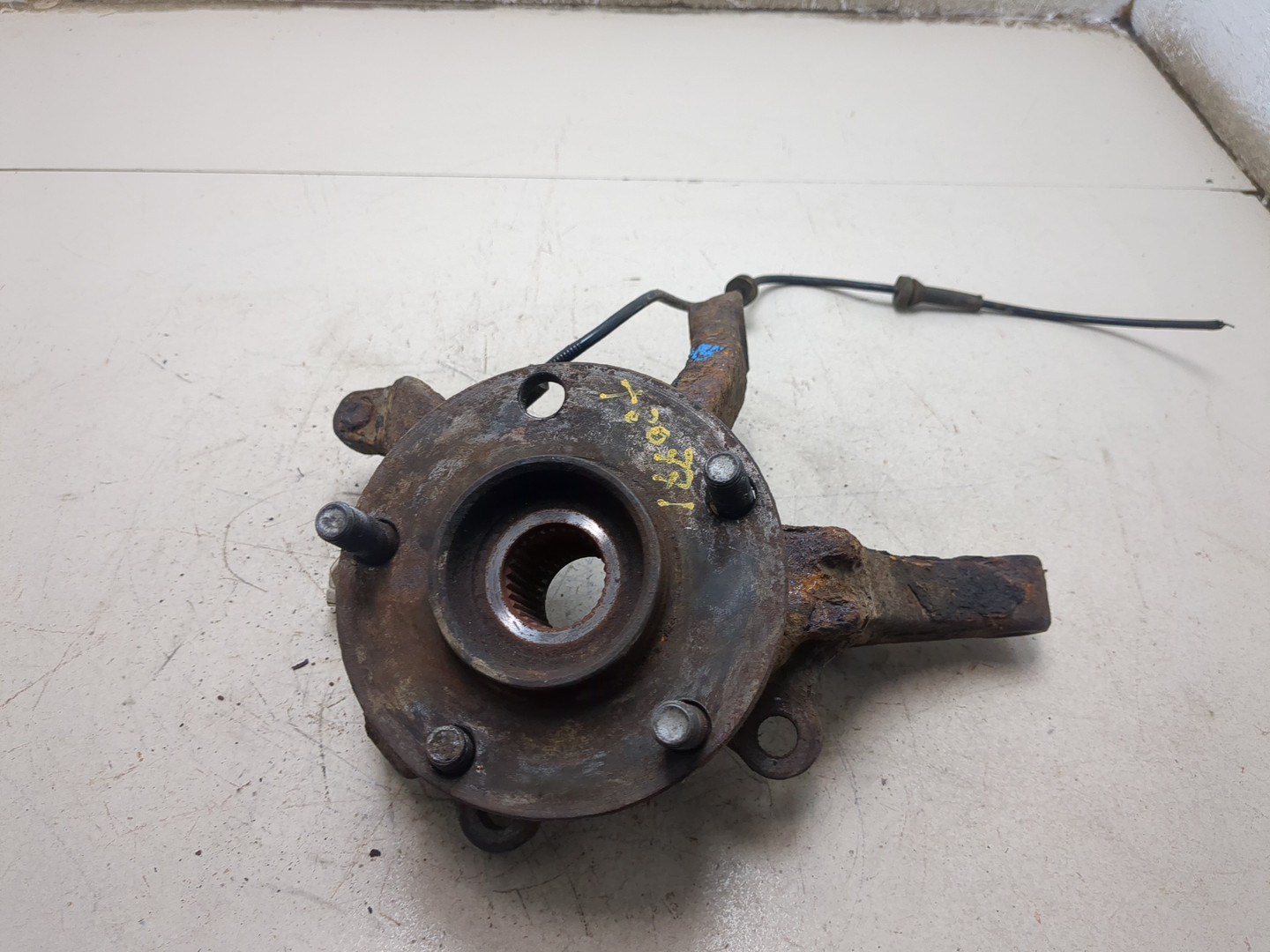 Кулак поворотный передний правый