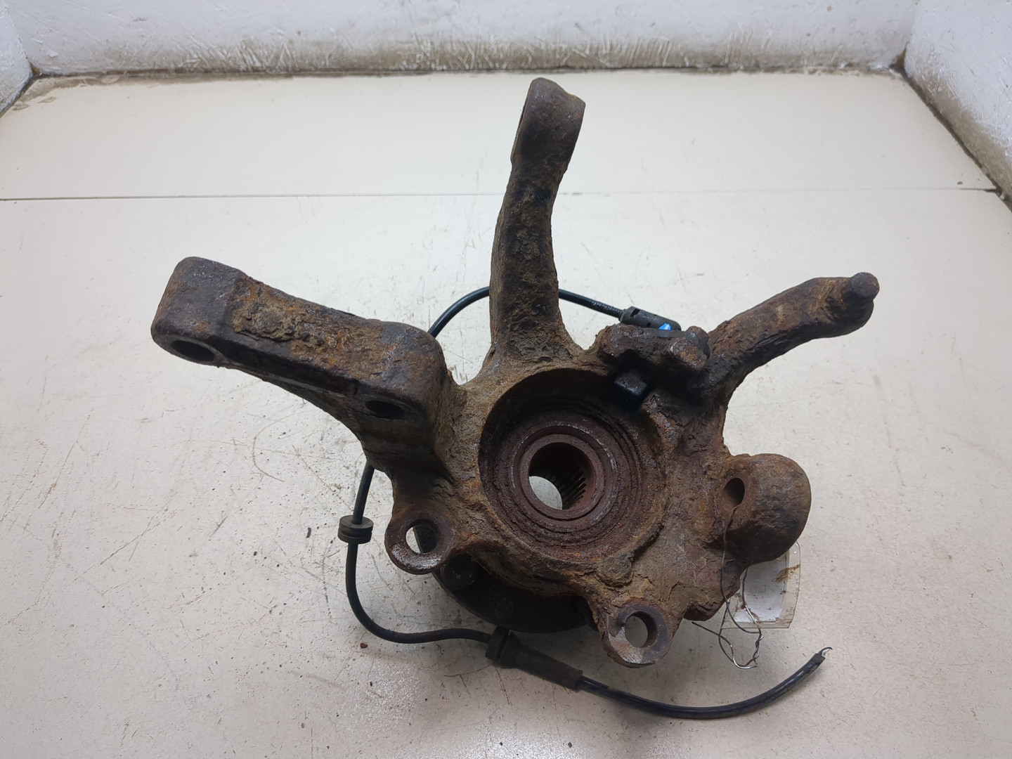 Кулак поворотный передний правый