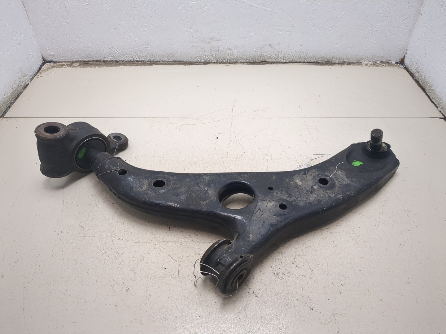 Рычаг передний левый