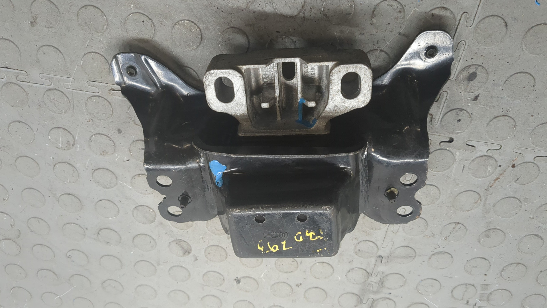 Опора КПП левая