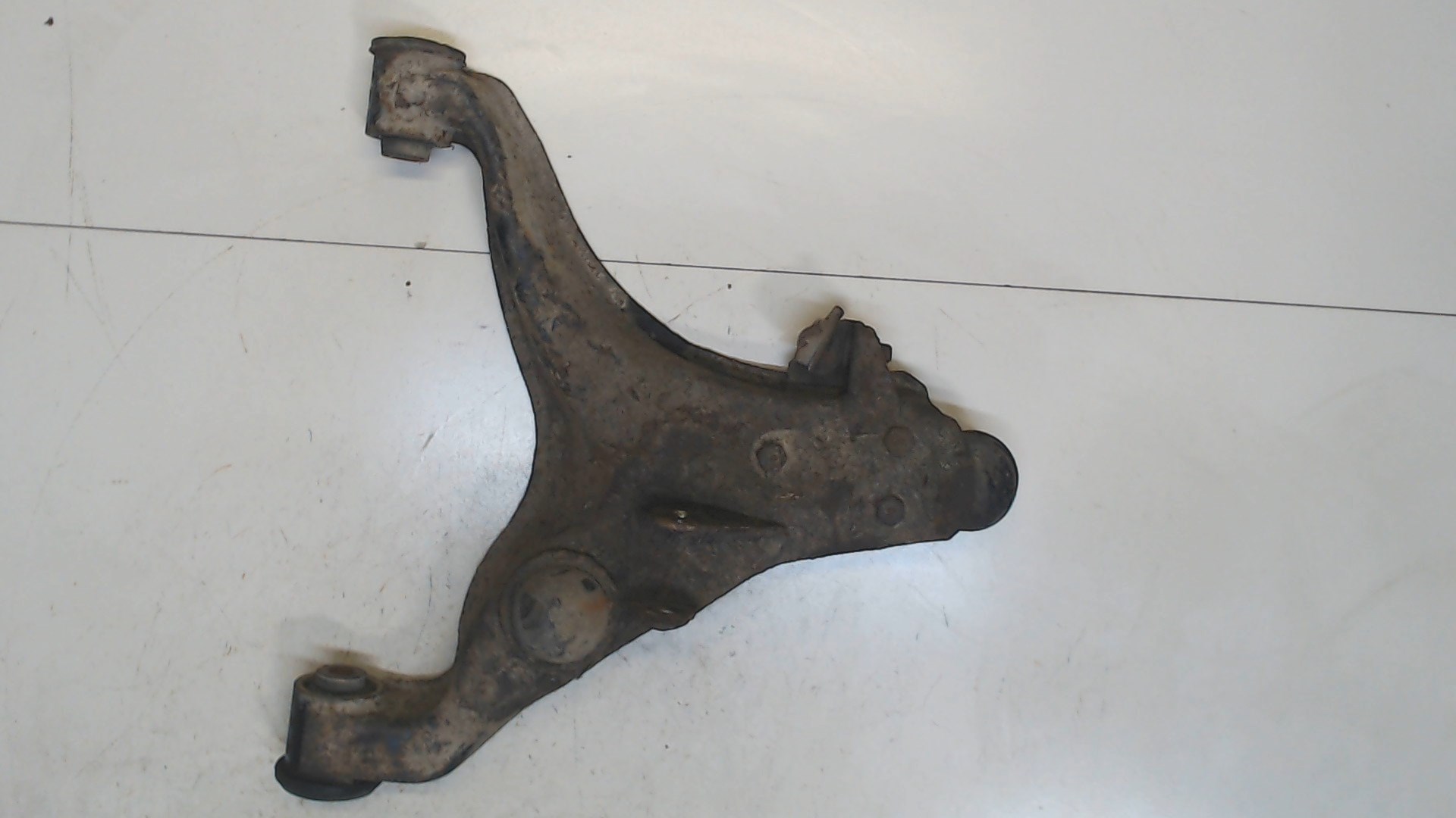 Рычаг передний левый