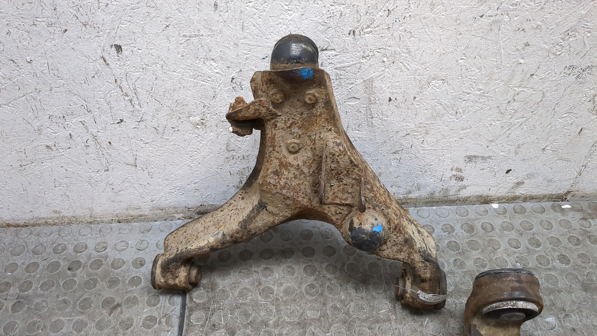 Рычаг передний левый