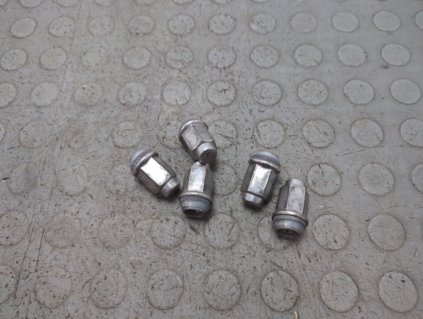 Гайка колеса