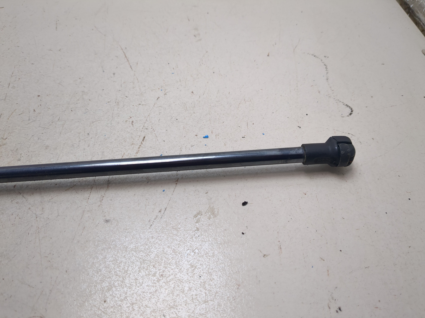 Амортизатор крышки багажника