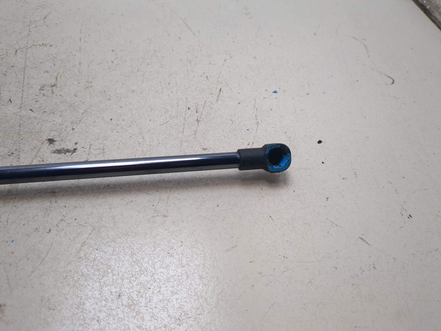 Амортизатор крышки багажника