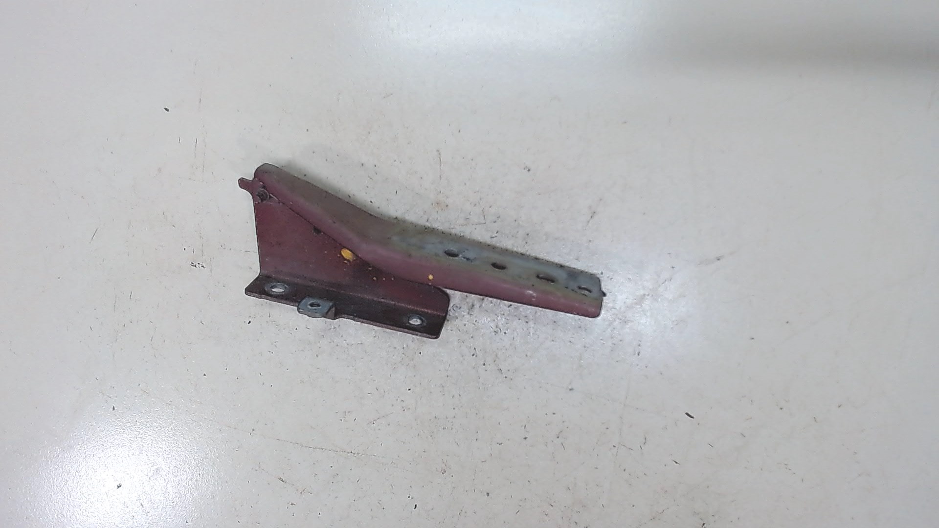 Петля капота левая