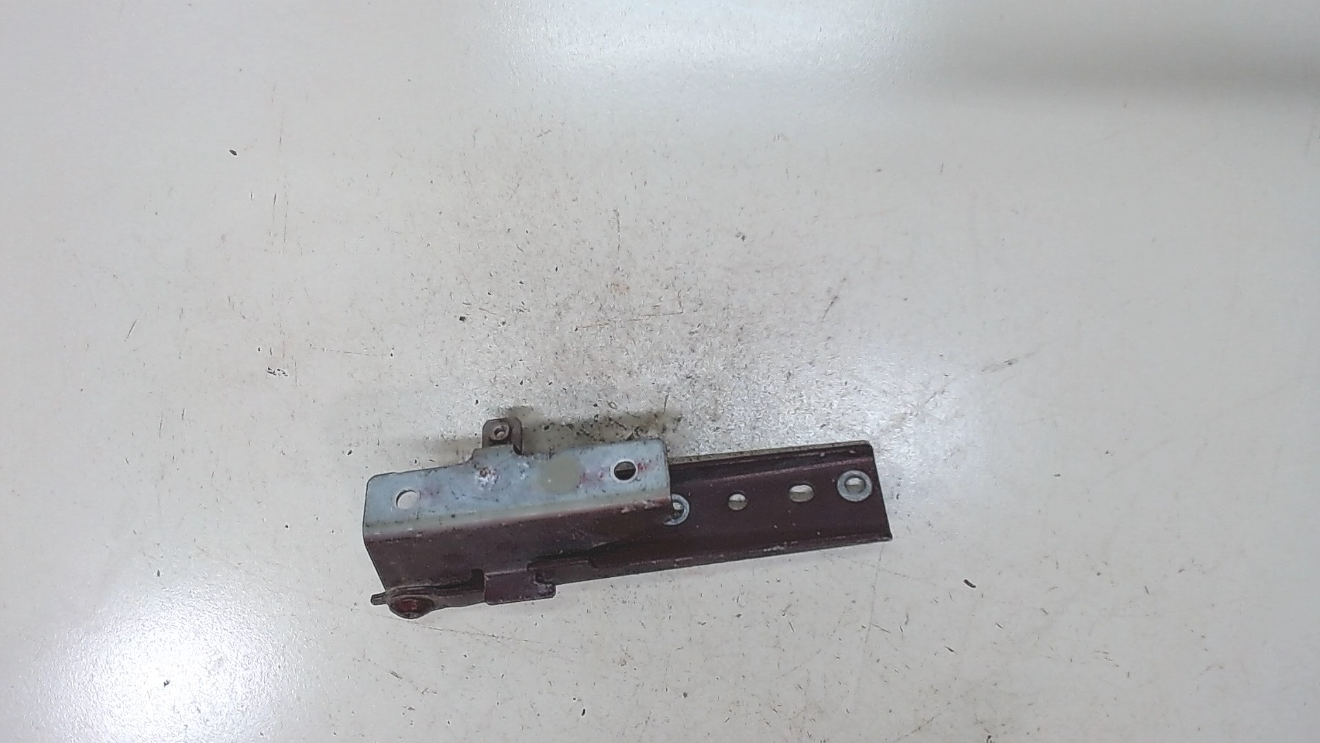 Петля капота левая