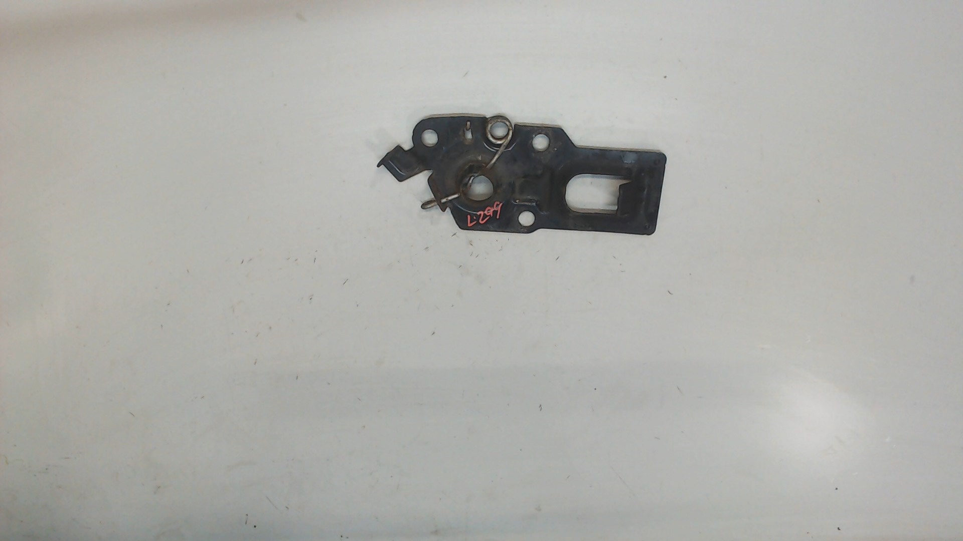 Замок капота