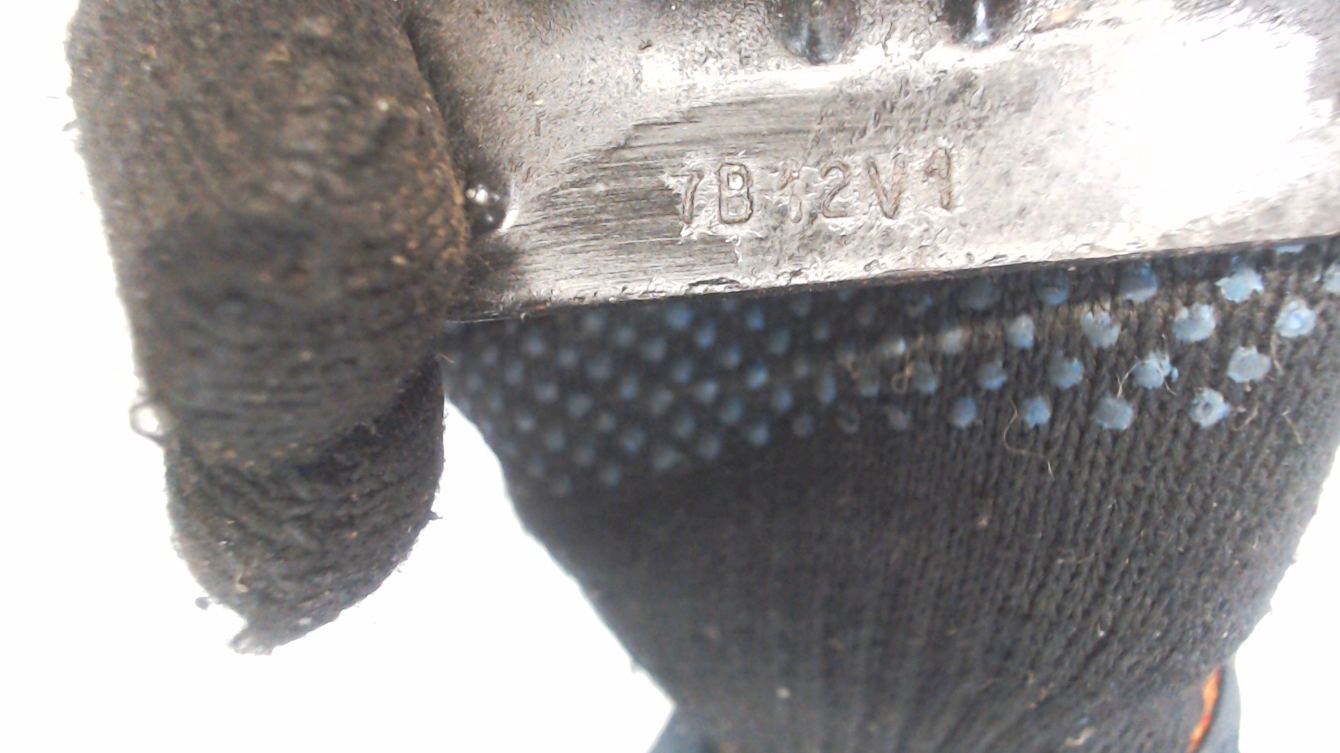 Замок капота