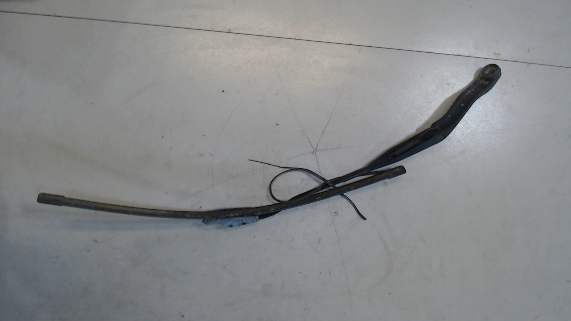 Поводок стеклоочистителя передний левый